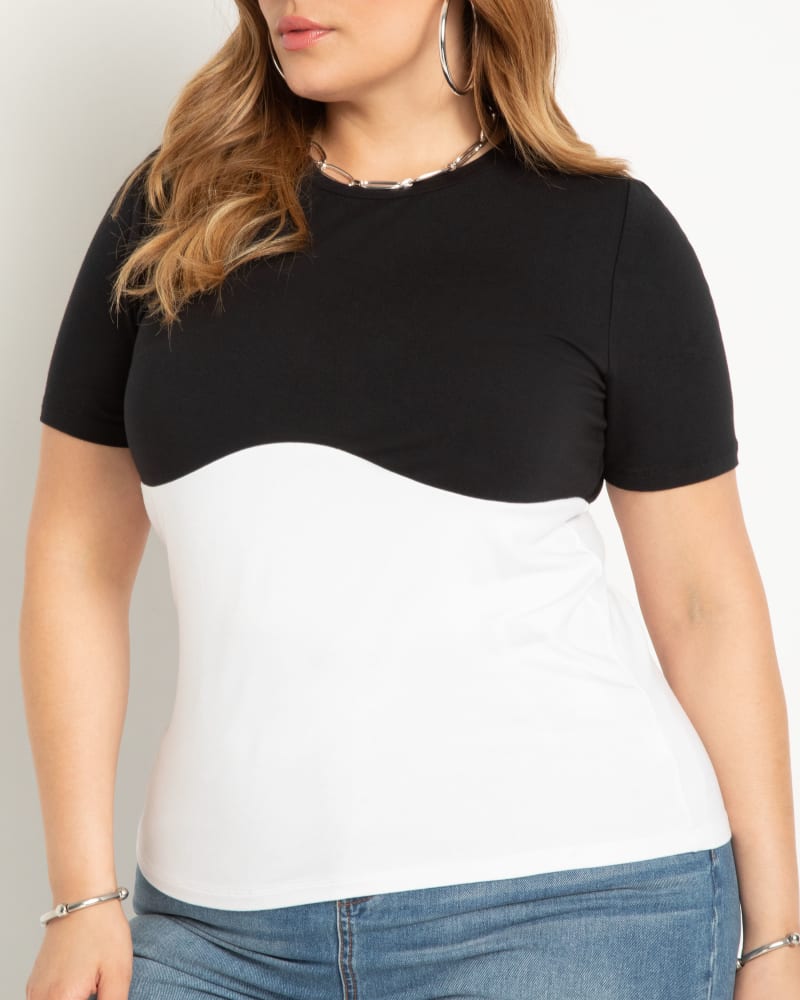 Front of a model wearing a size 26|28 Underbust Colorblocked Tee in Black And White by ELOQUII. | dia_product_style_image_id:300052